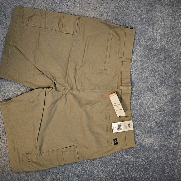 Dockers men's shorts 40 - Picture 2 of 3